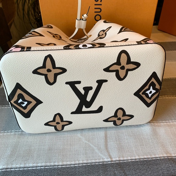 **SOLD**Louis Vuitton NeoNoe from the Wild at Heart Collection - Picture 3 of 5
